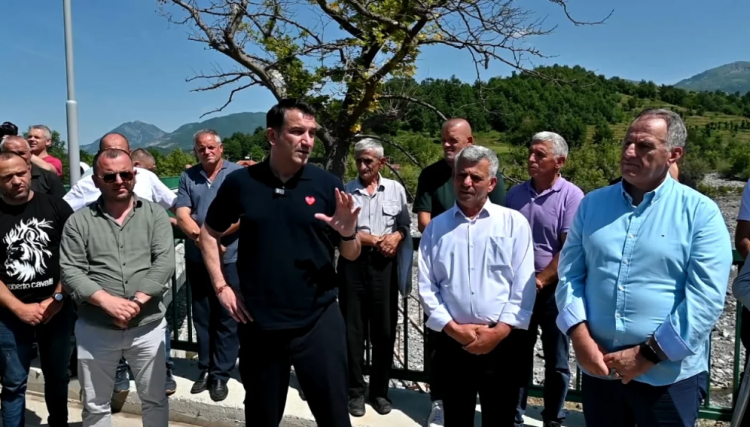 Veliaj ironizon protestën: Djegin goma dhe kanë tetë muaj që nuk paguajnë, ujin, dritat dhe taksat 