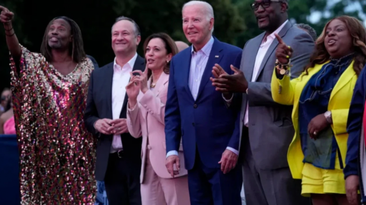 I ngrirë si statujë, momentin kur presidenti Biden qëndron pa lëvizur bëhet viral në rrjet (Video)