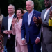 I ngrirë si statujë, momentin kur presidenti Biden qëndron pa lëvizur bëhet viral në rrjet (Video)