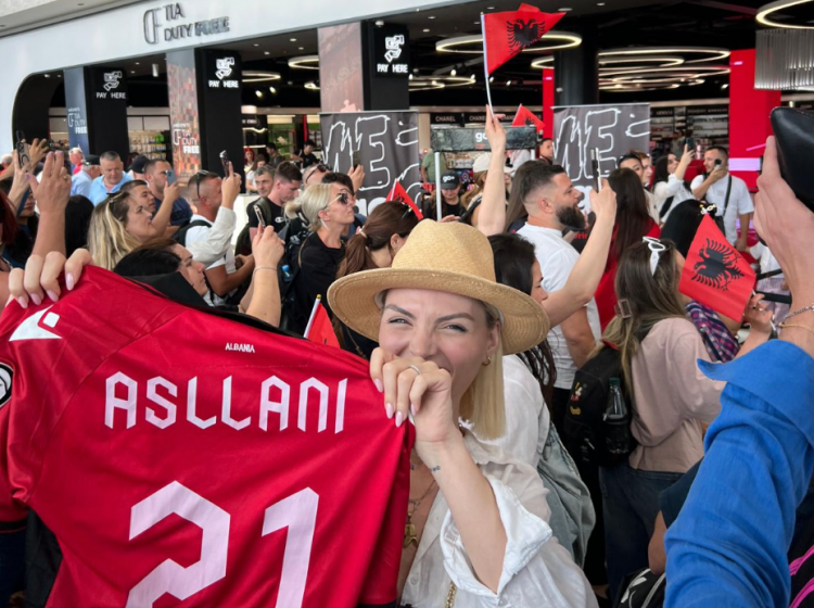Aeroporti i Tiranës përcjell me festë tifozët kuq e zi 