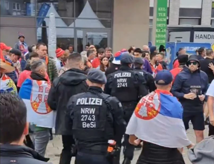 Video/ Serbët djegin flamurin shqiptar në Gjermani, ndërhyn policia gjermane