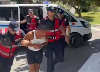 Emri/Shiste drogë në periferi të Durrësit, 30-vjeçari tenton të arratiset kur sheh policët, por nuk shpëton dot 