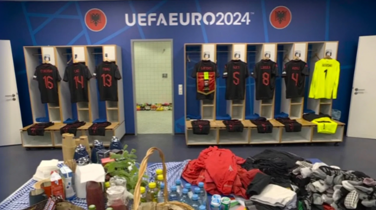 Video/ Gjithçka gati për takimin me Kroacinë, ja fanellat që do të mbajnë veshur sot lojtarët e kombëtares 