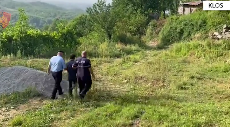 Plas sherri mes dy vëllezërve në Klos, arrestohet njëri prej tyre, policia i sekuestron armën e zjarrit 