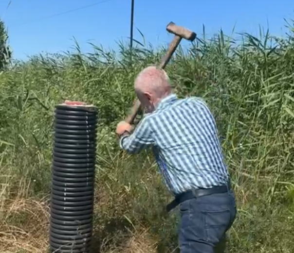 VIDEO/ “Edhe armët duhen marrë”, Meta merr varenë e godet shtyllën e TEC në Roskovec: Mua këtu më keni me kallash në dorë