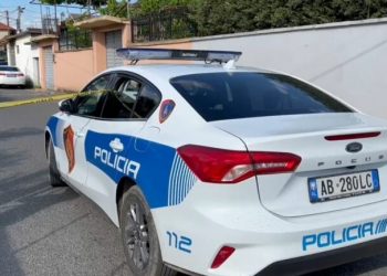 Kërcënuan me armë zjarri ish-fqinjin për një konflikt të vjetër, pranga 32-vjeçarit, shpallet në kërkim vëllai i tij
