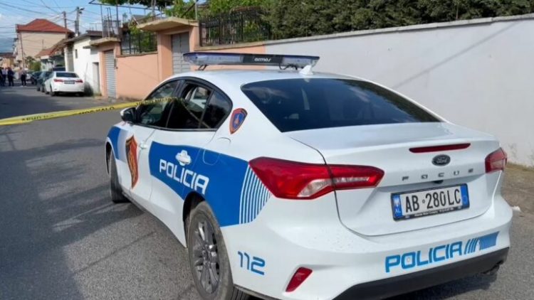 Kërcënuan me armë zjarri ish-fqinjin për një konflikt të vjetër, pranga 32-vjeçarit, shpallet në kërkim vëllai i tij
