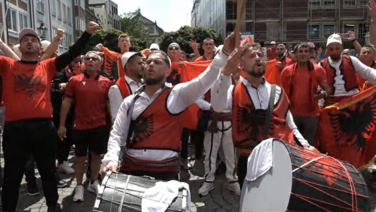 Video-Foto/ Këngë e valle shqiptare në Dyseldorf, tifozët kuqezi bëjnë për vete edhe spanjollët