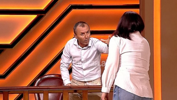 “Nderin e kam për vete!”/ Mesazhet fusin çiftin në krizë: Mbesa jote të shohë burrat që ka ndërruar!