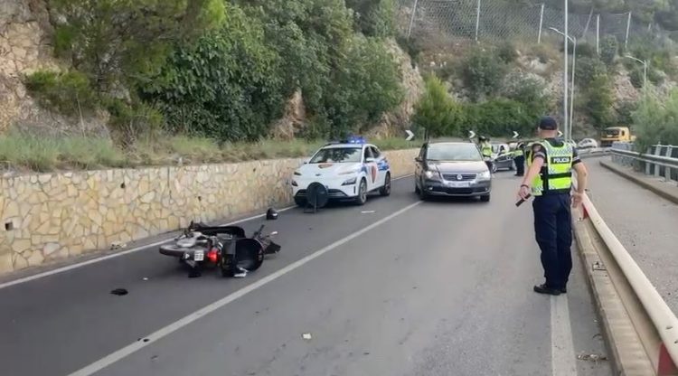 Humb kontrollin dhe përplaset me murin anësor të rrugës, dëmtohet rëndë drejtuesi i motorit në Lezhë 