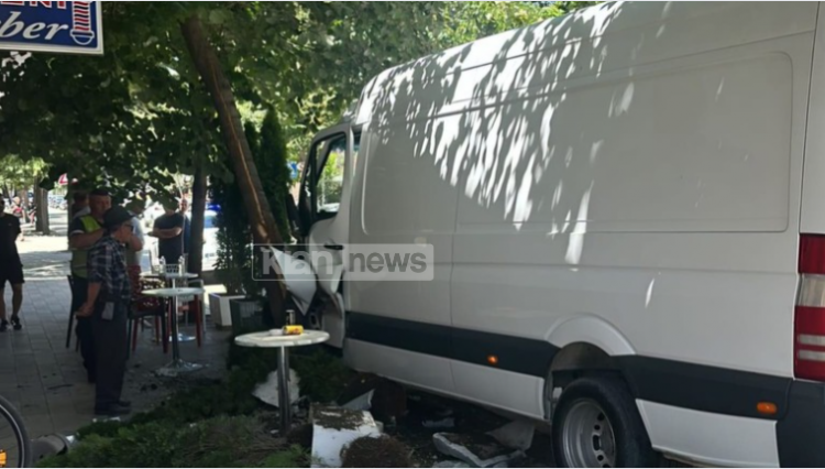 Pogradec: Pak metra larg lokalit! Furgoni merr para shtyllën, pemët dhe…