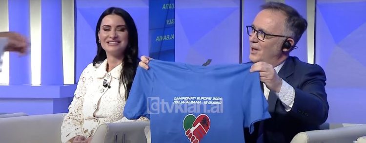 Ambasadori italian tregon bluzën që do të mbajë veshur në ndeshjen Itali-Shqipëri
