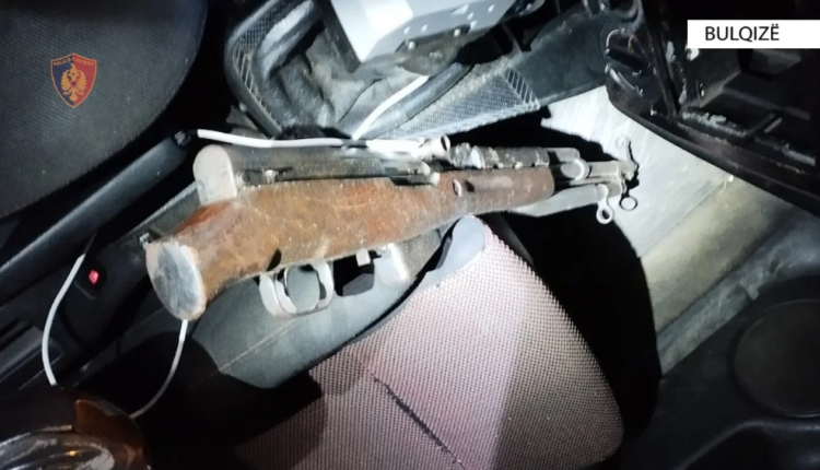 Qarkullonin në makinë me armë zjarri, arrestohet 18-vjeçari në Bulqizë, në kërkim shoferi 