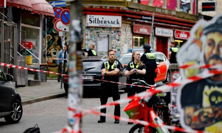 Doli në rrugë me hanxhar dhe kërcënoi policinë, plagoset një person në Hamburg