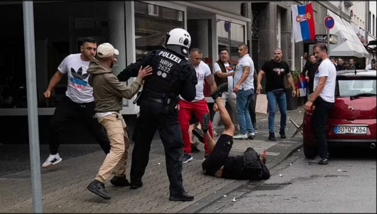 Euro 2024/Përballja Angli-Serbi, tifozët përplasen në rrugë, raportohet për të lënduar 