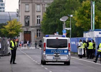 Çantë e dyshimtë mes tifozëve, policia evakuon një “Fan Zone” në Berlin