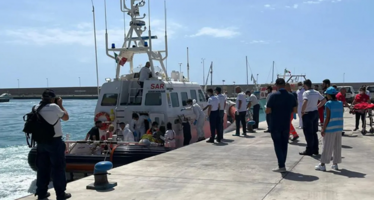 Mbyten dy anije në brigjet italiane, 11 të vdekur dhe dhjetëra të zhdukur