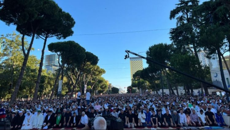 Festa e Kurban Bajramit, besimtarët myslimanë falin namazin në bulevardin ‘Dëshmorët e Kombit’