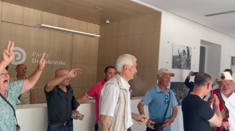 Video/Apeli i dha vulën Berishës, nis festa në selinë blu. Lajmi pritet me fishekzjarrë dhe brohoritma: O Sali, o hero gjithë Shqipëria ty të do!