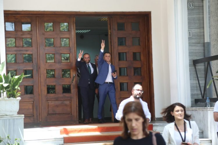 Gjykata i dha vulën Berishës, momenti kur deputetët e PD dalin me dy gishta lart nga Apeli (Foto) 