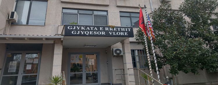 U dhunua se kundërshtoi martesën? Gjykata lë në burg babai, vëllai dhe partnerin e 29-vjeçares 