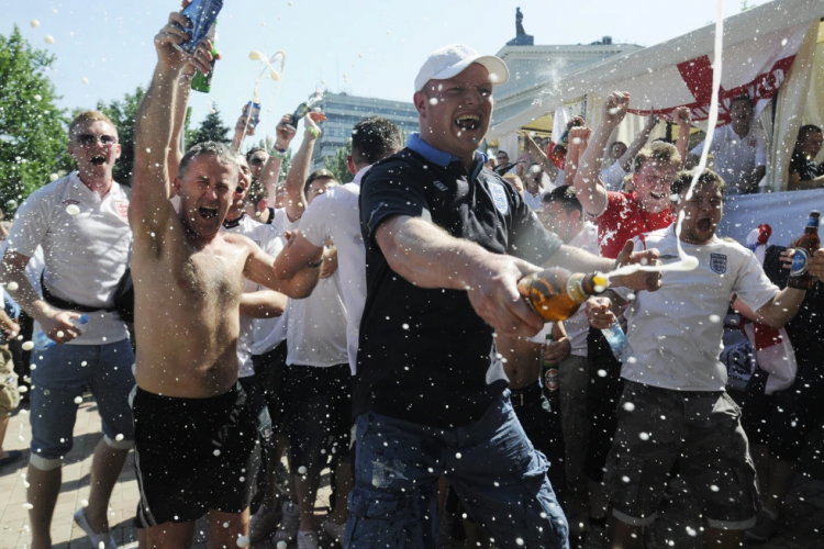 Euro 2024/Frikë nga dhuna në përballjen Serbi-Angli, 500 “huliganë” serbë pritet të…. 