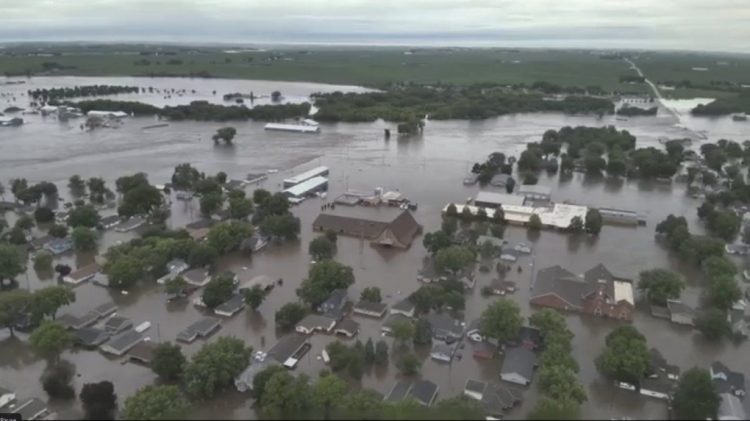 Përmbytje në Ajova ndërsa shumë shtete amerikane përballen me të nxehtin ekstrem