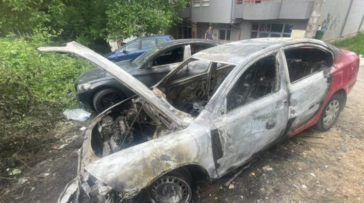 Digjen dy vetura me targa serbe në veri të Kosovës