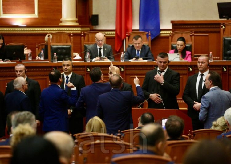 Bardhi me tone të larta në Kuvend, Nikolla e ironizon: Mos bërtit se të hollohet shumë zëri, nuk të shkon 