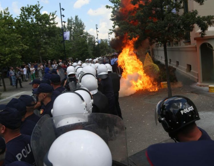 Hodhi molotov në protestën para Bashkisë së Tiranës, gjykata liron protestuesin