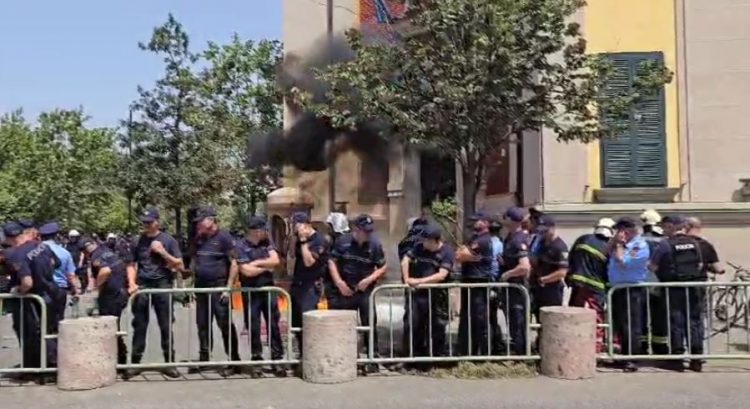 Protesta e opozitës nis me hedhje molotovi/ Bashkia e mbuluar me flamurin kuqezi, policia ka rrethuar godinën