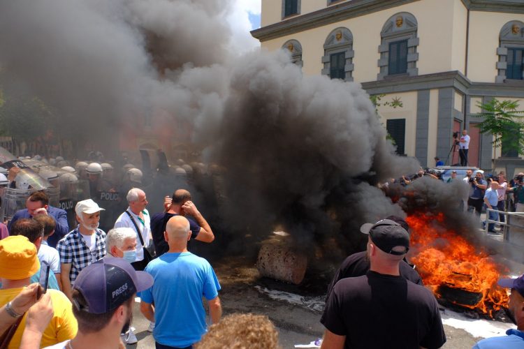 Protesta para Bashkisë/ U vihet flaka gomave! Përplasje me policinë, kundërpërgjigje me gaz lotsjellës (Foto) 