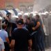 Protesta para Bashkisë/ U vihet flaka gomave! Përplasje me policinë, kundërpërgjigje me gaz lotsjellës (Foto)