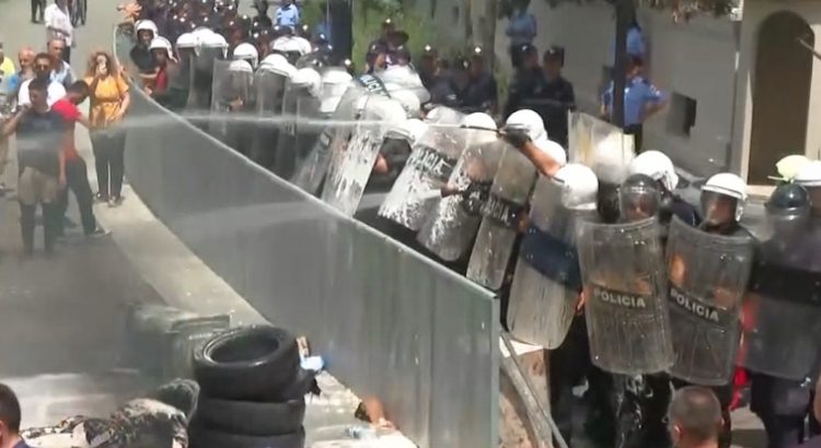Tensione para Bashkisë Tiranë/Protestuesit qëllojnë me shishe, lëndohet një efektiv. Policia përgjigjet me gaz lotsjellës 
