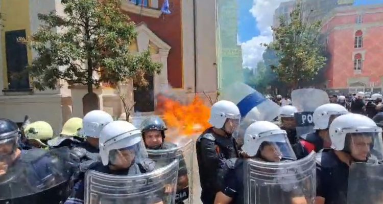 Nis me tensione protesta para Bashkisë Tiranë, hidhet molotov dhe…