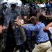 Protesta/ Policia shoqëron Klevis Balliun dhe 9 persona të tjerë, më pas…