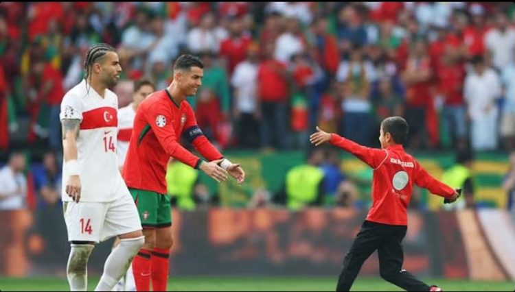 Të çmendur për Ronaldon, thyejnë rregullat e sigurisë dhe hyjnë në fushë në mes të ndeshjes për një selfie me yllin portugez