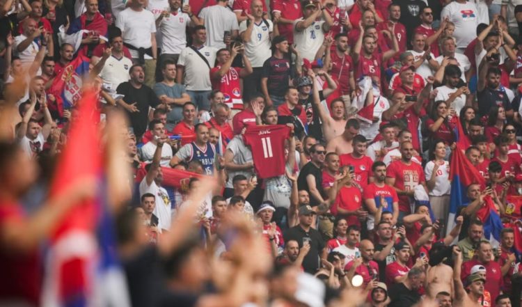 Tifozët serbë me slogane kundër Kosovës, teksa Serbia kërcënon me tërheqje nga Euro