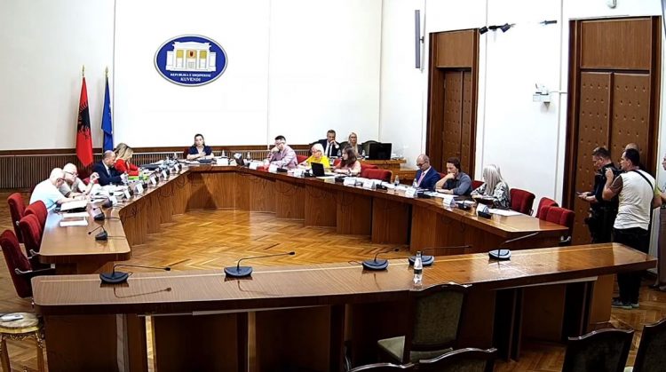 Komisionit hetimor për Sterilizimin dhe Check-Up/ Zhupa akuzon Ekonomin për konflikt interesi, Ndreca: Nuk jemi magjistratë! 