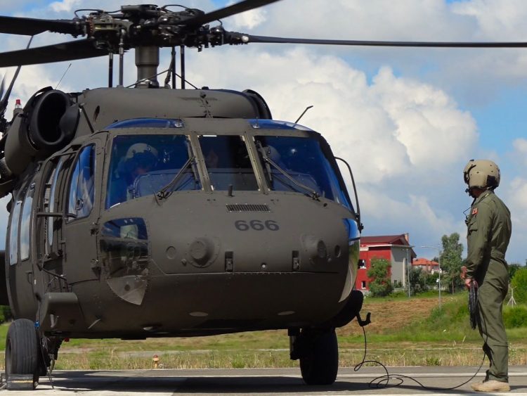 Foto/ Helikopterët Black Hawk fluturojnë për herë të parë me pilotë shqiptarë