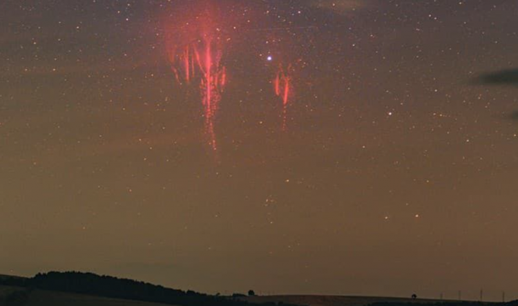“Rrufeja e kuqe”, fenomeni i rrallë fotografohet në Sllovaki