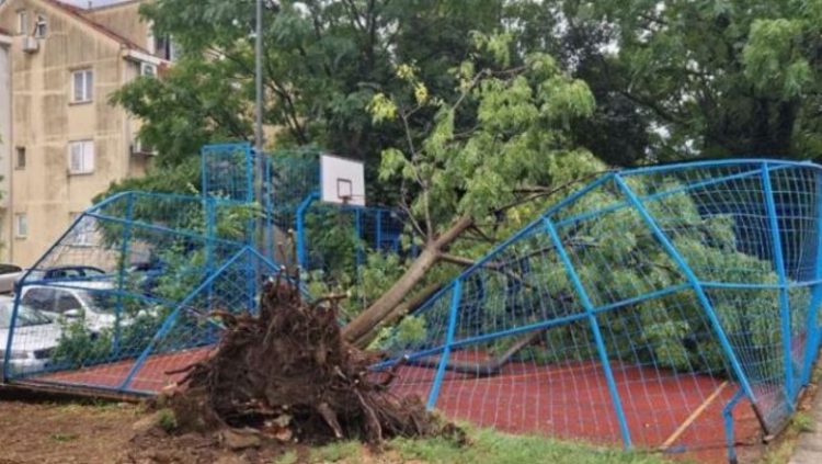 Mali i Zi goditet nga një stuhi e fuqishme, dy të vdekur