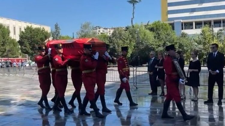 Skandal në Greqi/ Ish-ministri dhe deputeti i Demokracisë së Re, godet punonjësin e aeroportit 