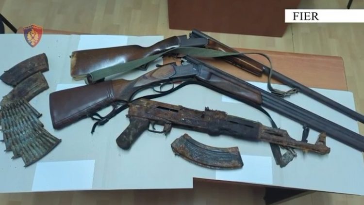 Parandalohet krimi në familje/ Arrestohet babai që dhunonte djalin. Ja çfarë iu sekuestrua në banesë (Emri) 