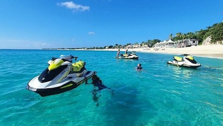 13-vjeçarja rrëzohet nga jet-ski, transportohet me helikopter drejt Tiranës