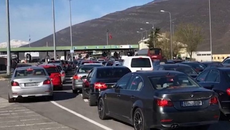 Fluks i lartë mjetesh në Morinë, në vetëm 12 orë në Shqipëri kanë hyrë 17 132 qytetarë