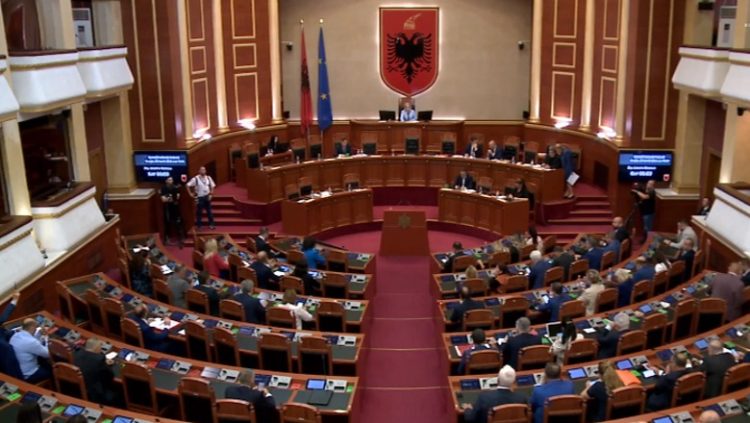 Raportimi i KLSH “mollë sherri”/ Bardhi: Të futet në rend dite, të respektojmë Kushtetutën! Shalsi: S’ka raport për të dorëzuar