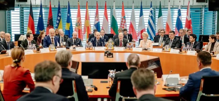 Nga vendosja e rajonit në plan të dytë në Bruksel, tek rikthimi i mundshëm të Trump. Sfidat e reja të politikës gjermane 