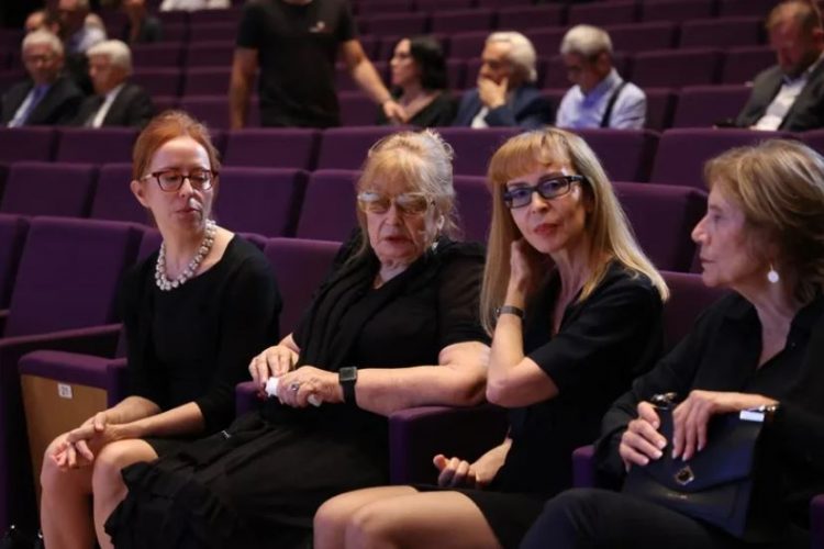 Foto/ Homazhet për Ismail Kadarenë, Helena dhe dy vajzat me lot në sy
