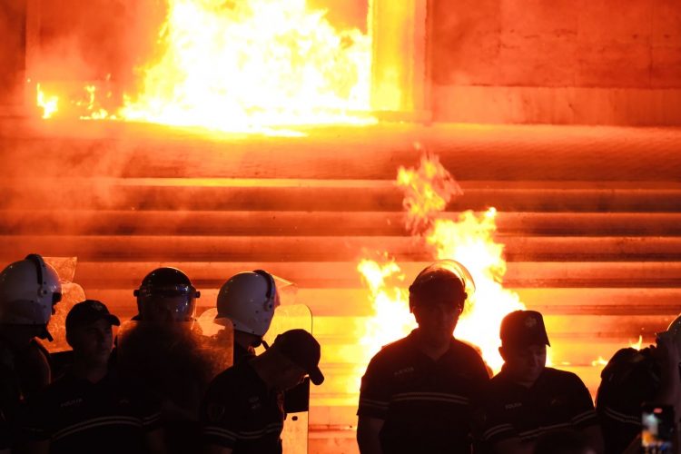 Veliaj reagon pas protestës së opozitës: Ata që djegin flamurin kombëtar, do dënohen me humbjen e radhës